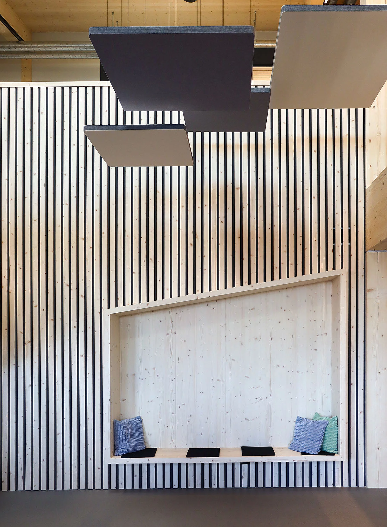 Sitzecke aus Holz mit Akustikelemente