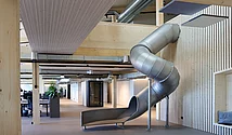 Büro mit Rutsche 