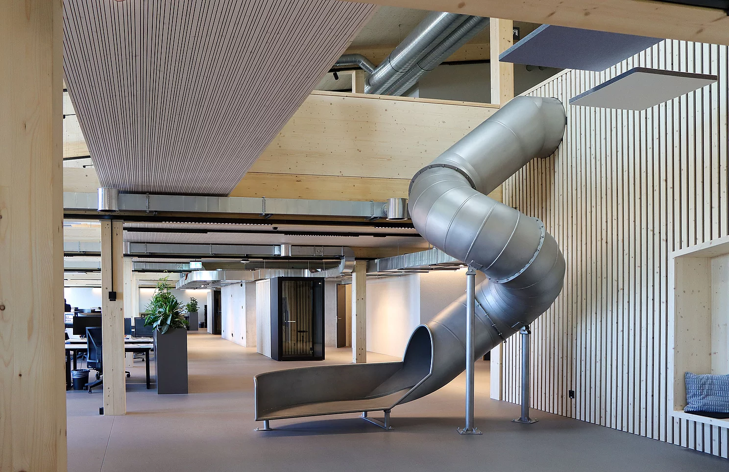 Büro mit Rutsche 