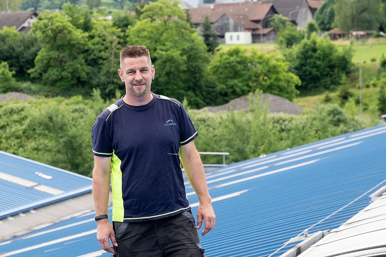 Über den Dächern von Leibstadt: Manchmal ist Peters Arbeitsplatz etwas luftiger.